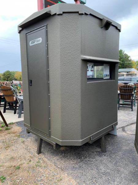 New 5' x 5' w/ 8' Legs All Season Hunting Blind