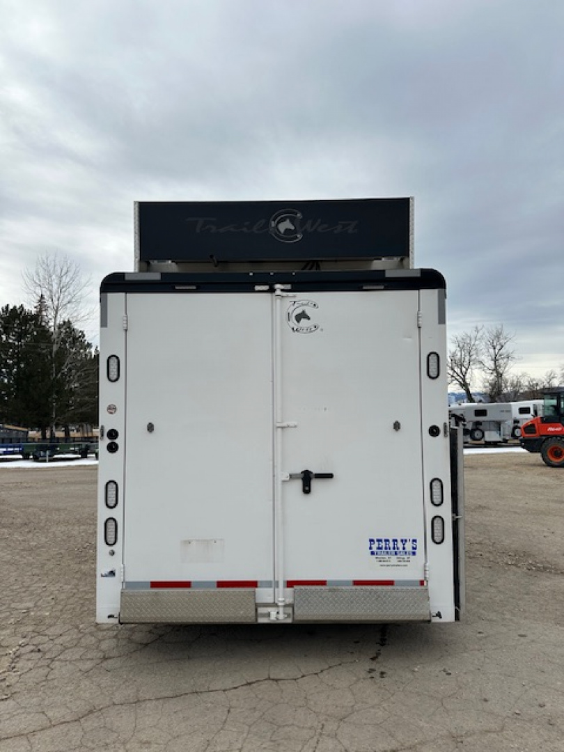 Used 2023 Trails West Sierra 4 Horse 15x19 Living Quarter
