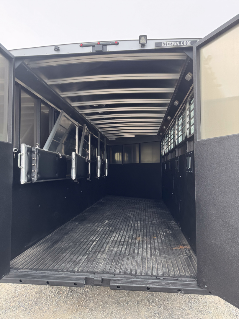 New 2026 Logan Coach Bullseye 5H GN Horse Trailer