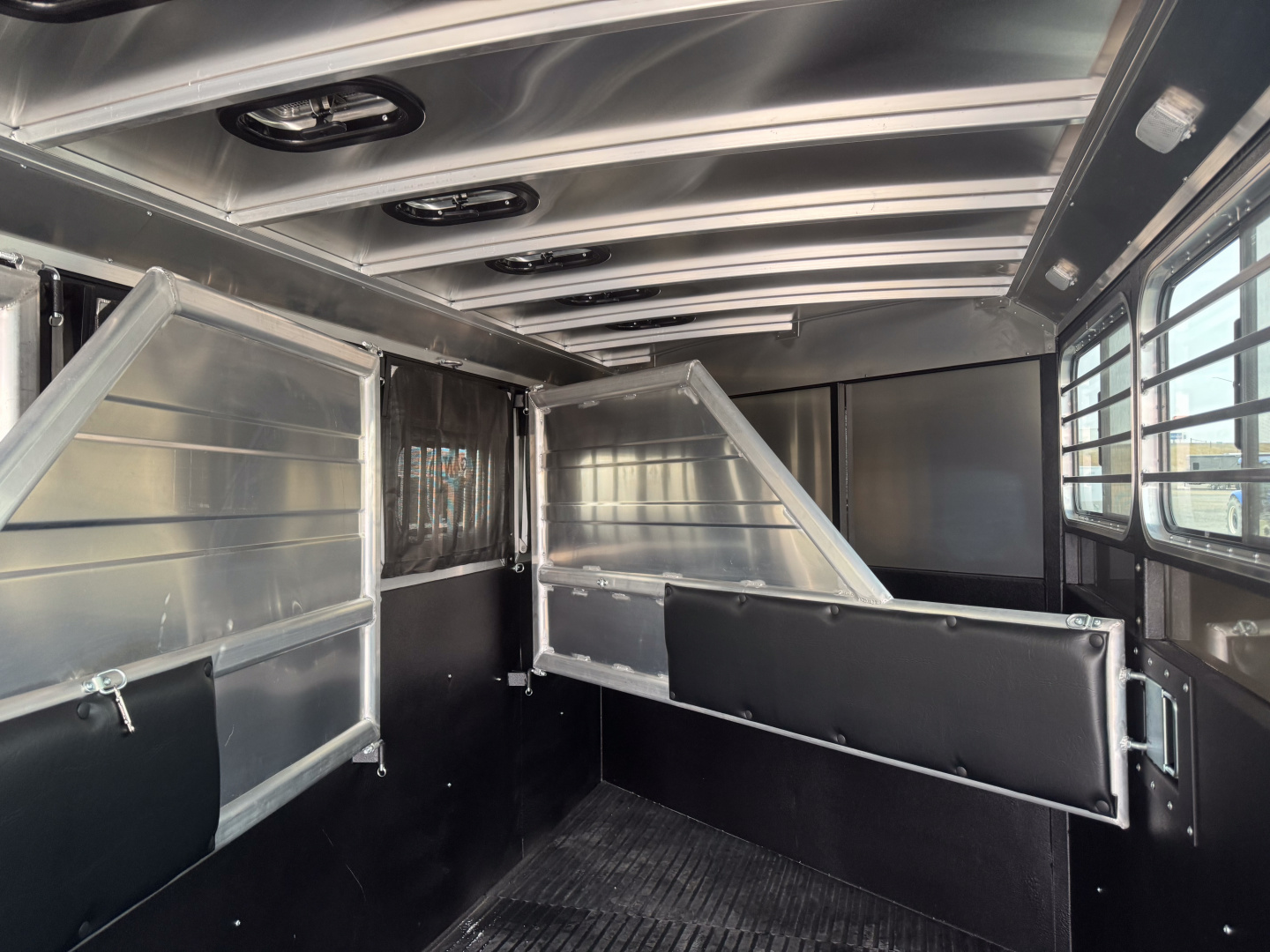 New 2026 Logan Coach Bullseye 5H GN Horse Trailer