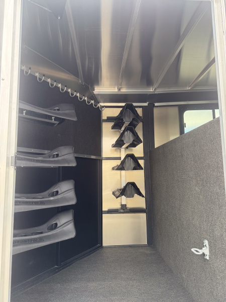 New 2026 Logan Coach Bullseye 5H GN Horse Trailer