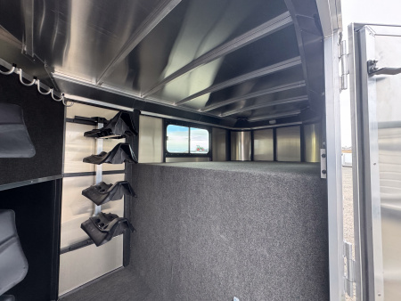 New 2026 Logan Coach Bullseye 5H GN Horse Trailer