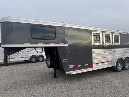 New 2025 Logan Coach 3H BULLSEYE GN Horse Trailer