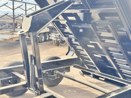 New 2026 Load Trail 7-14 Dump W/ Hydraulic Jack 7K Axles