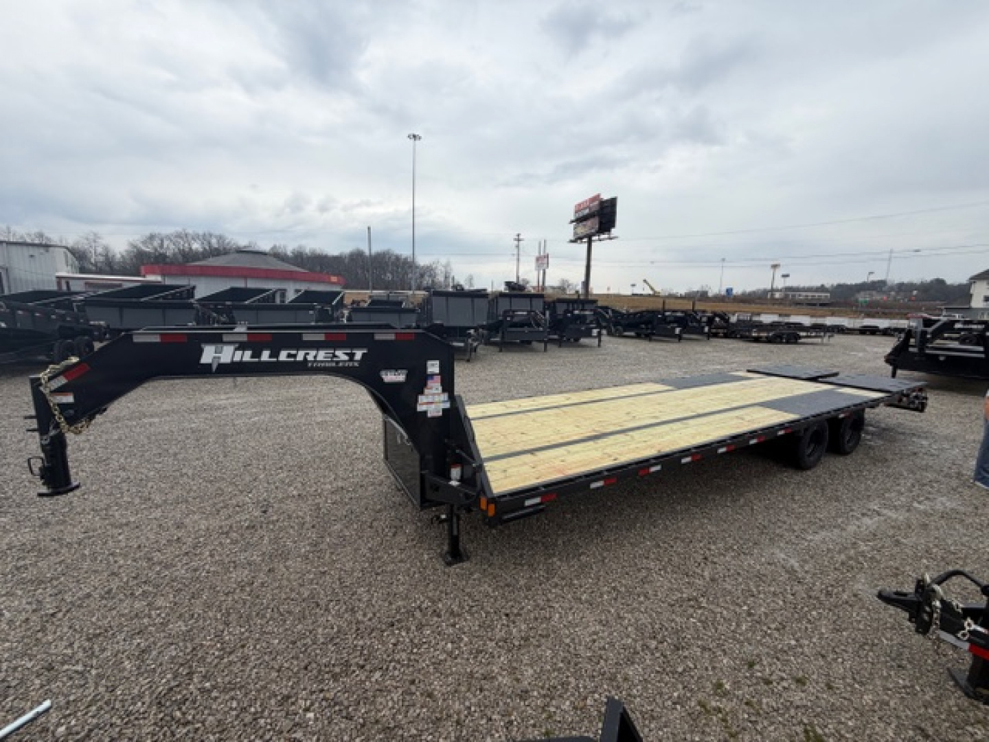 New HillCrest Gooseneck 25+5 25.9 W/ Max Ramps & 14 Ply Dual Wheel and Tire Upgrade