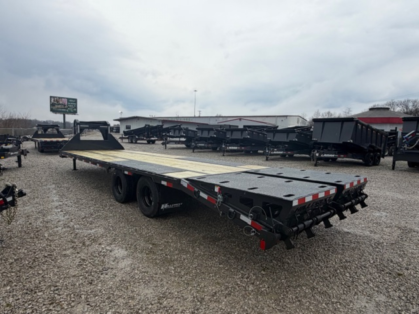 New HillCrest Gooseneck 25+5 25.9 W/ Max Ramps & 14 Ply Dual Wheel and Tire Upgrade
