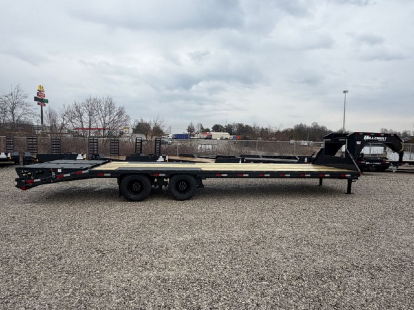 New HillCrest Gooseneck 25+5 25.9 W/ Max Ramps & 14 Ply Dual Wheel and Tire Upgrade