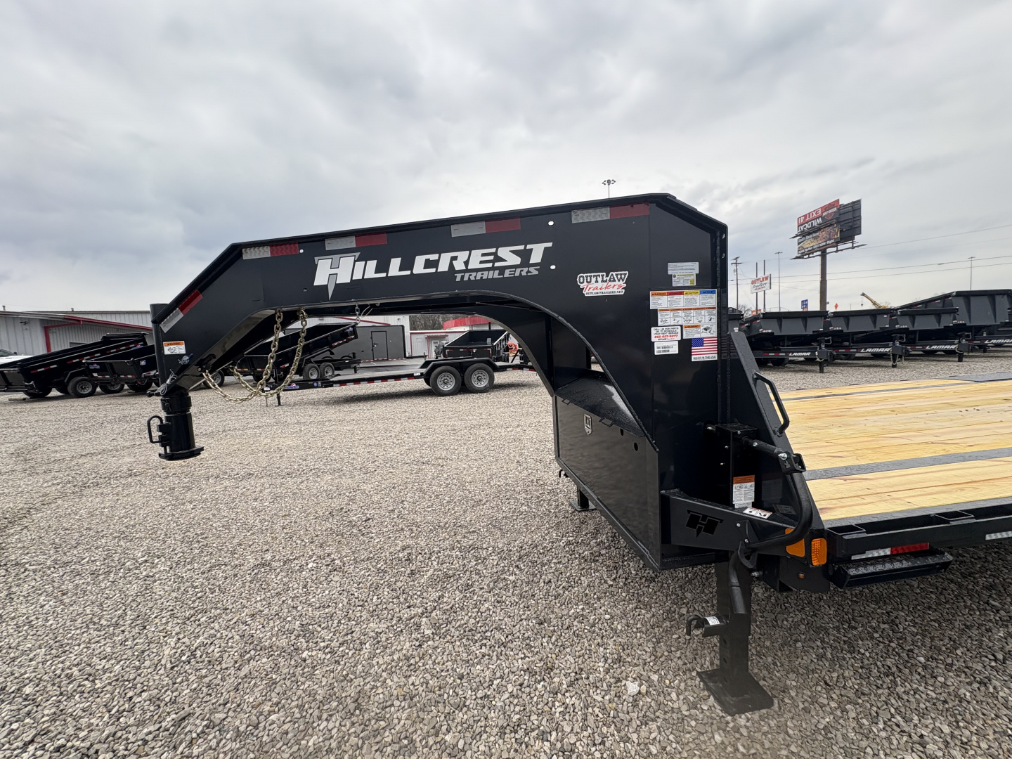 New HillCrest Gooseneck 20+5 15.9 W/ Max Ramps