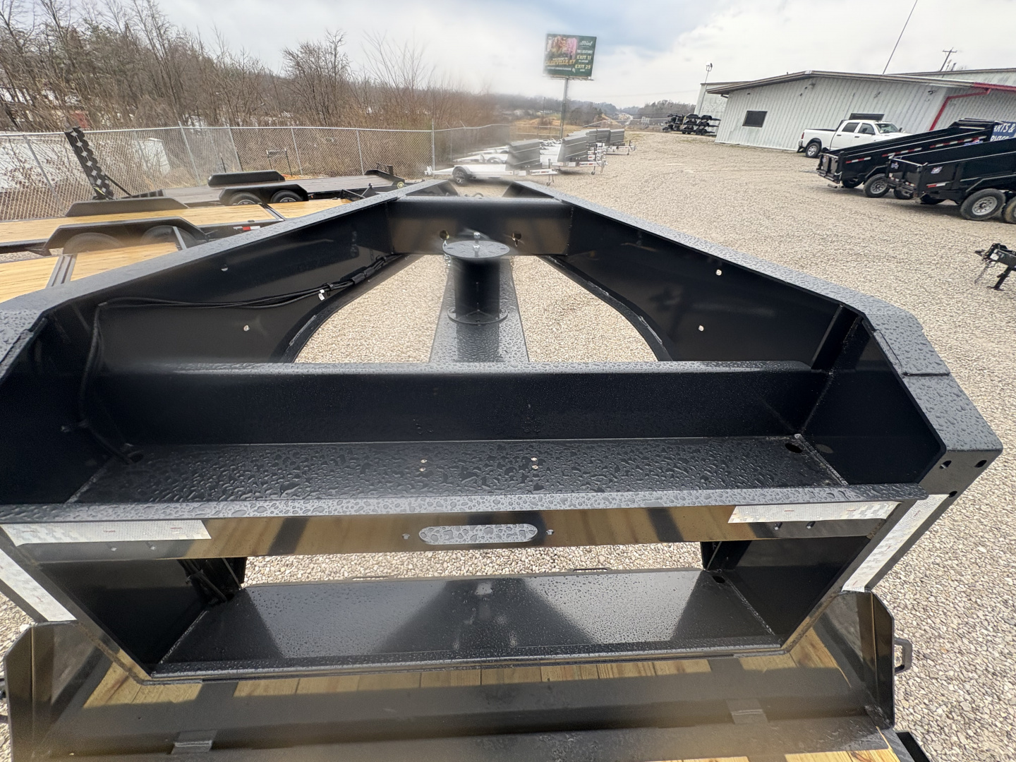 New HillCrest Gooseneck 20+5 15.9 W/ Max Ramps