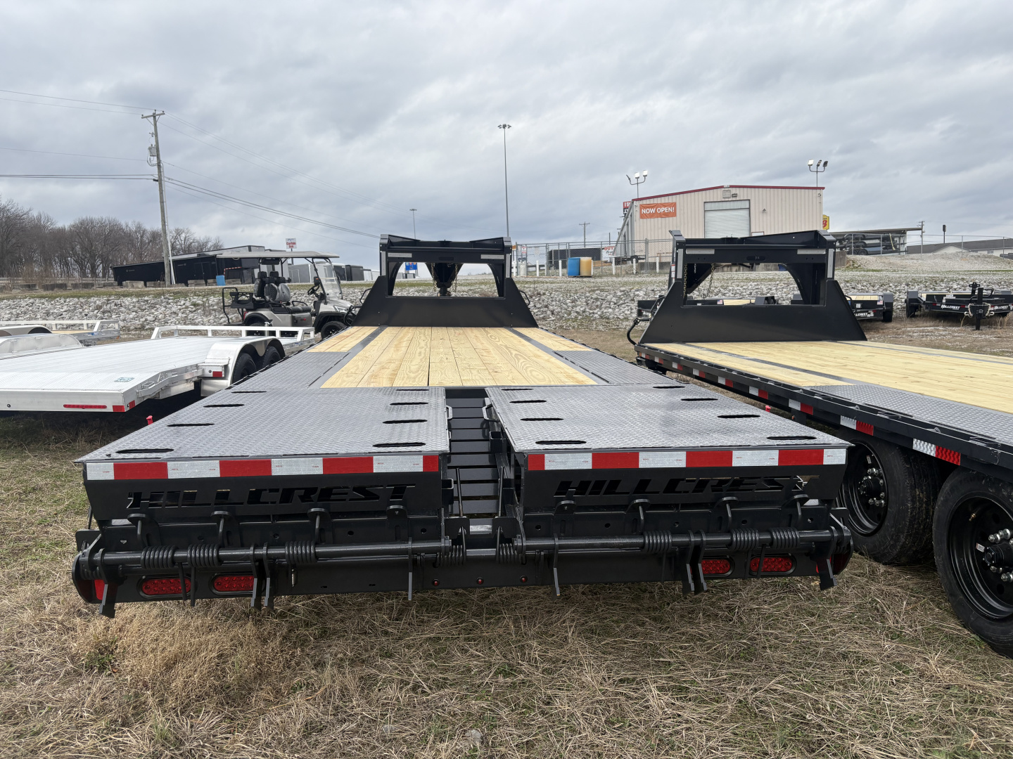 New HillCrest Gooseneck 20+5 15.9 W/ Max Ramps