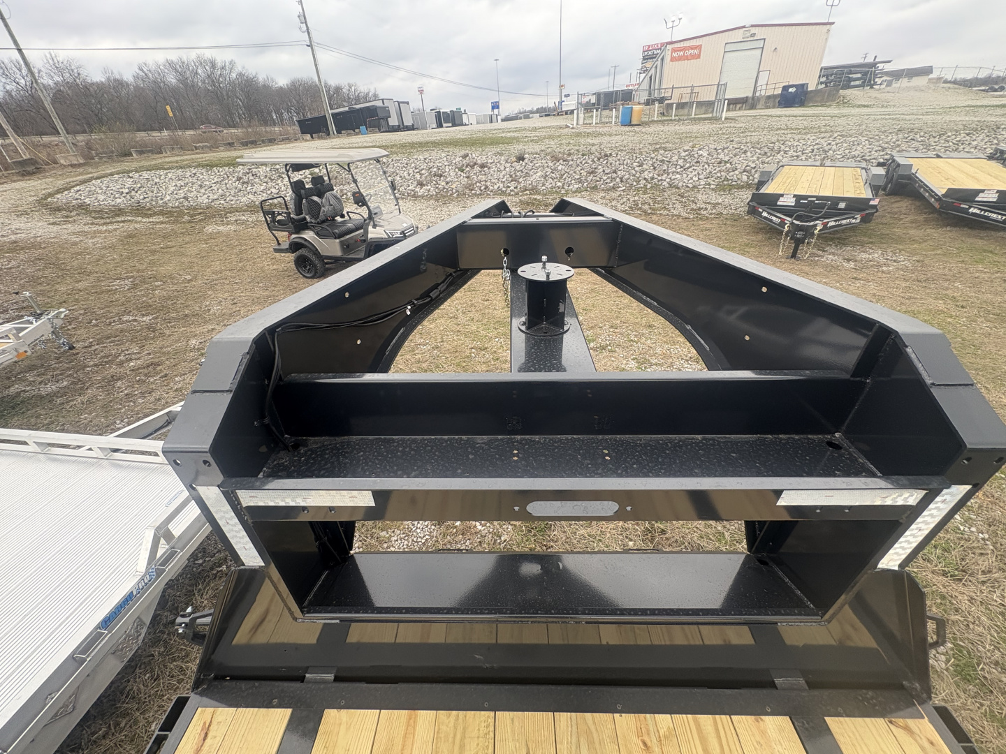 New HillCrest Gooseneck 20+5 15.9 W/ Max Ramps