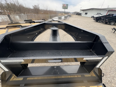 New HillCrest Gooseneck 20+5 15.9 W/ Max Ramps