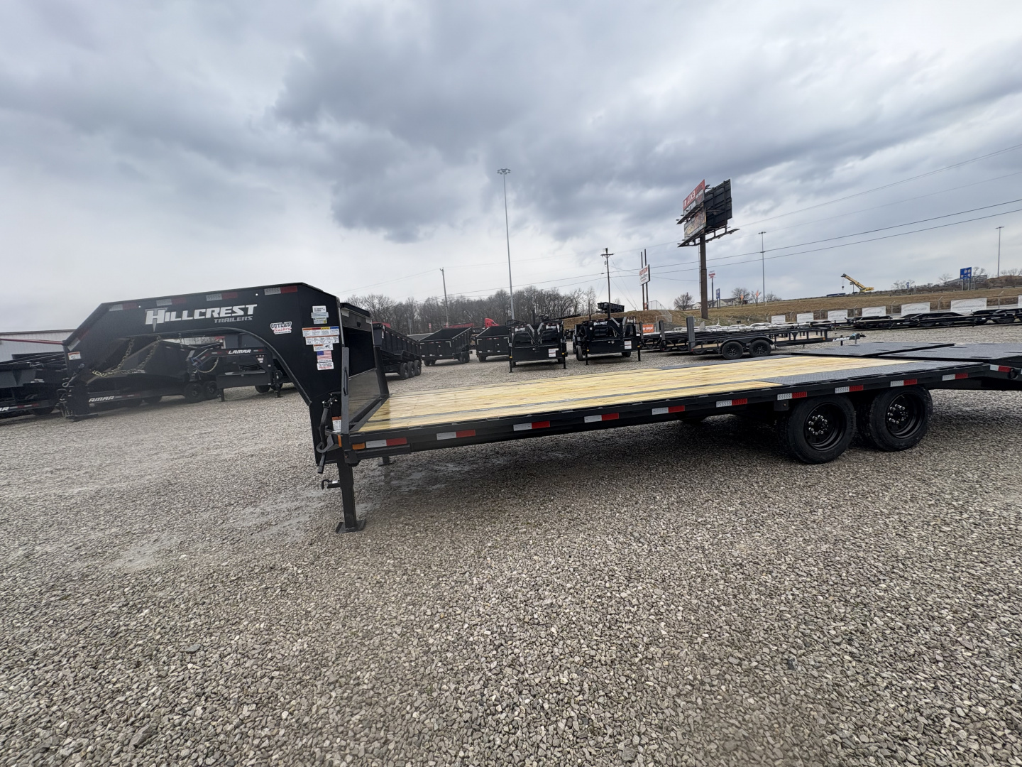 New HillCrest Gooseneck 20+5 17.6 W/ Max Ramps