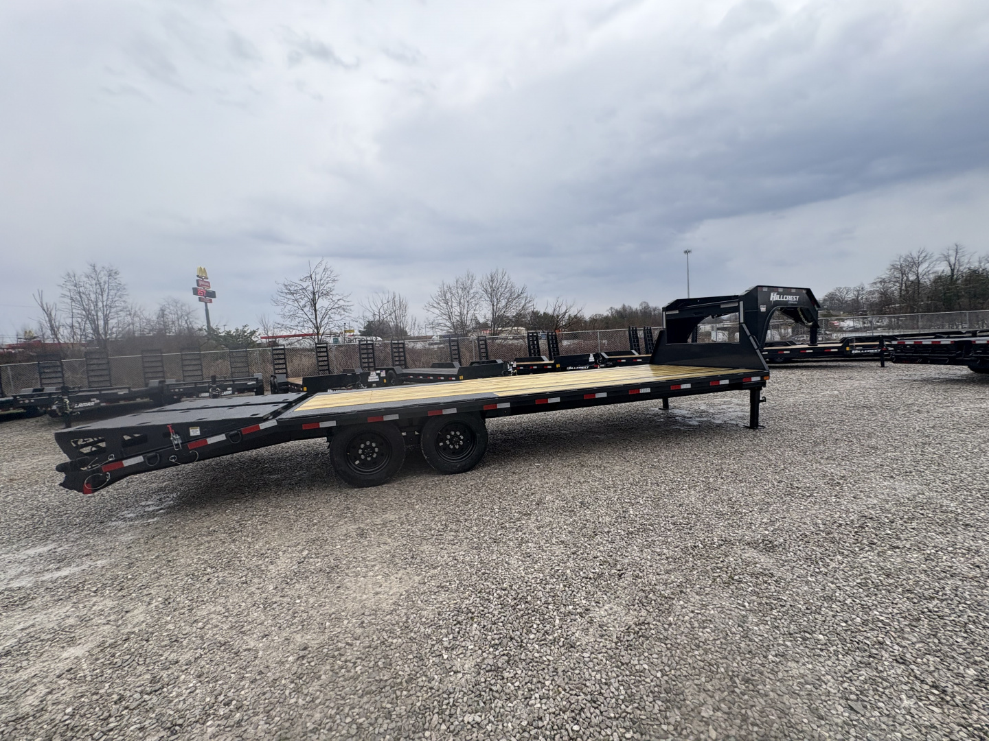 New HillCrest Gooseneck 20+5 17.6 W/ Max Ramps