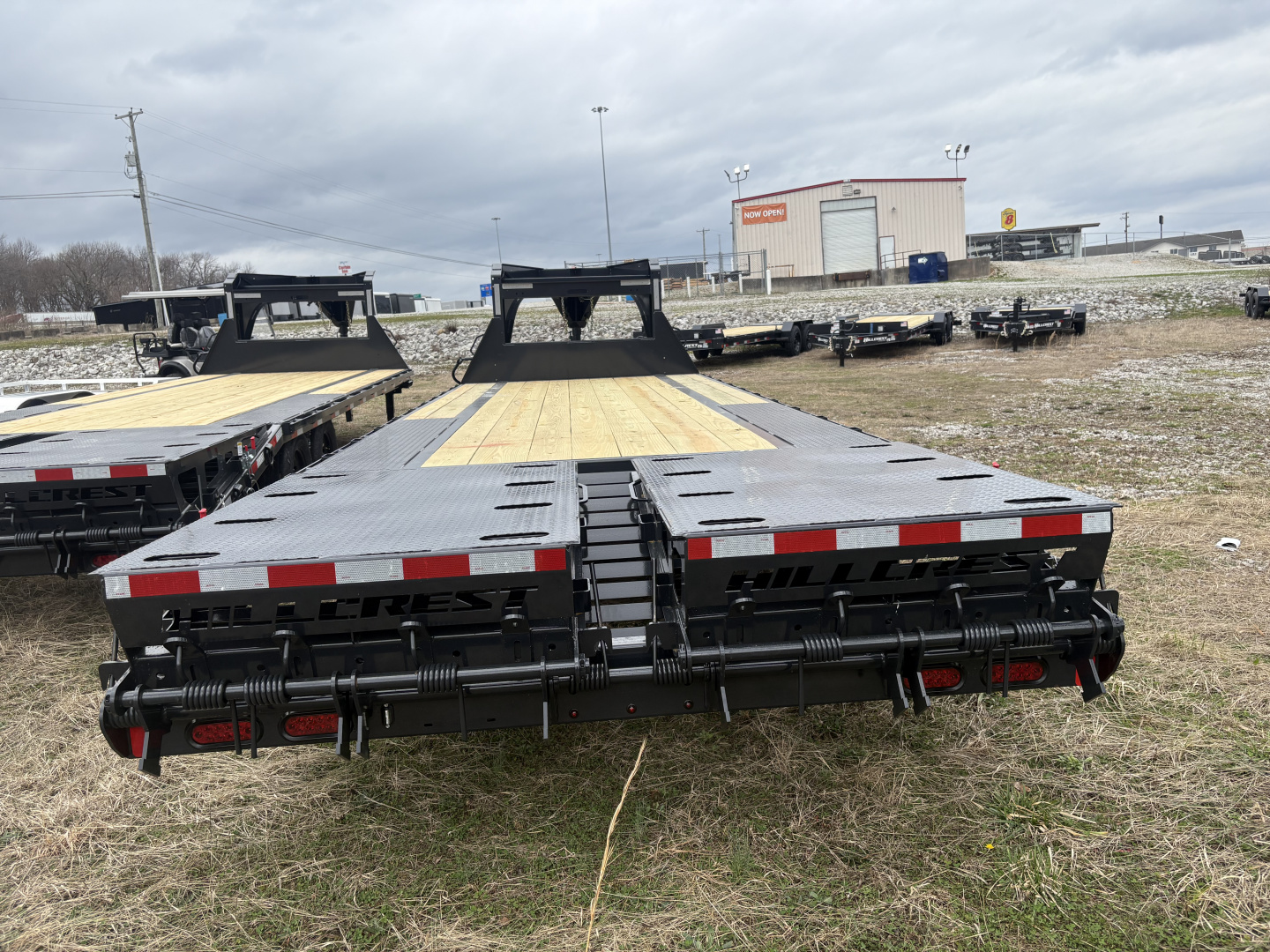New HillCrest Gooseneck 20+5 17.6 W/ Max Ramps