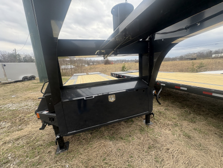 New HillCrest Gooseneck 20+5 17.6 W/ Max Ramps