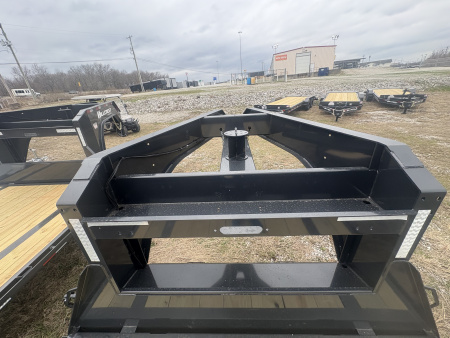 New HillCrest Gooseneck 20+5 17.6 W/ Max Ramps