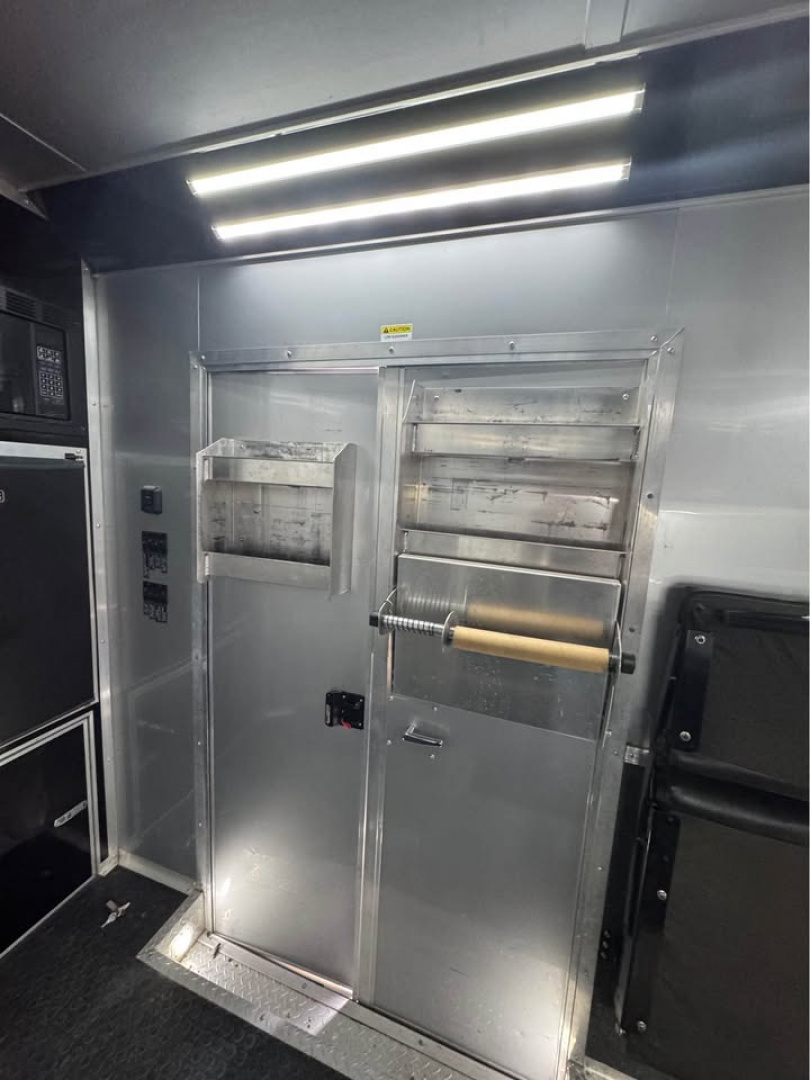 Used USED 2022 Continental Cargo USED 8.5X34 BATHROOM PACKAGE, 2 AC UNITS, ELECTRIC JACK & MORE! Car / Racing Trailer