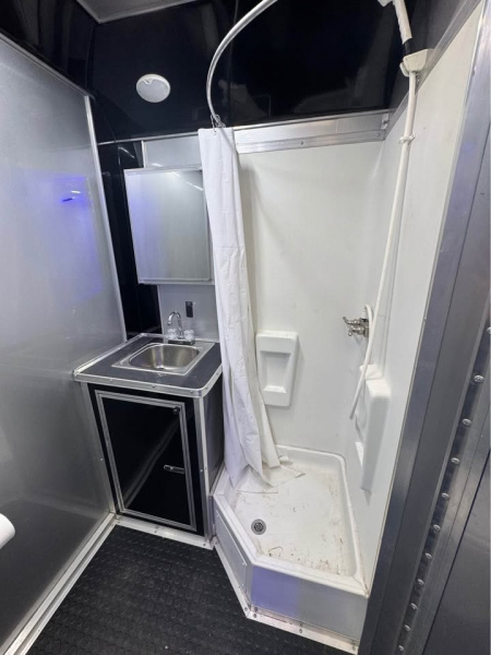 Used USED 2022 Continental Cargo USED 8.5X34 BATHROOM PACKAGE, 2 AC UNITS, ELECTRIC JACK & MORE! Car / Racing Trailer