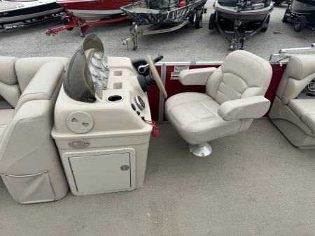Used 2015 Sylvan Mirage 8520 Pontoon Boat