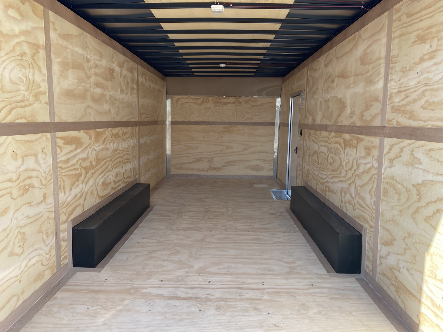 New United UXT 8.520 Cargo Enclosed Trailer