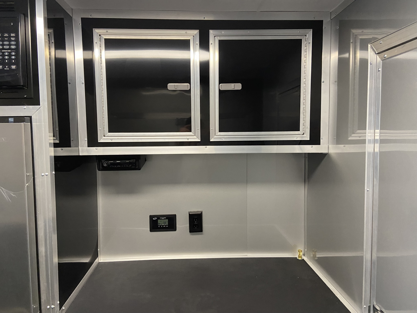 New Vintage 8X53 Center Bath Racing Trailer