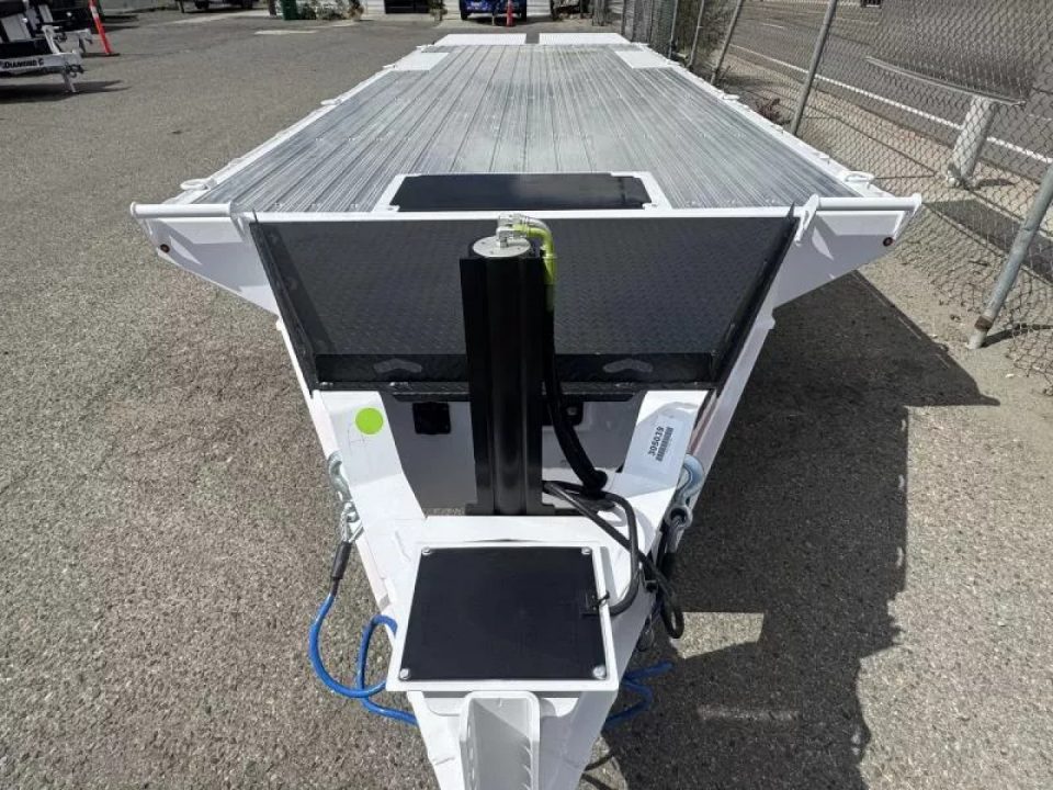 New 2026 Diamond C DEC 26' Max Ramp - 14.9K Deckover Equipment Trailer