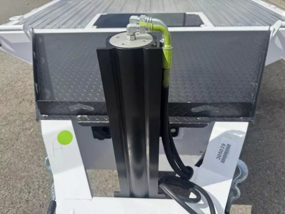 New 2026 Diamond C DEC 26' Max Ramp - 14.9K Deckover Equipment Trailer