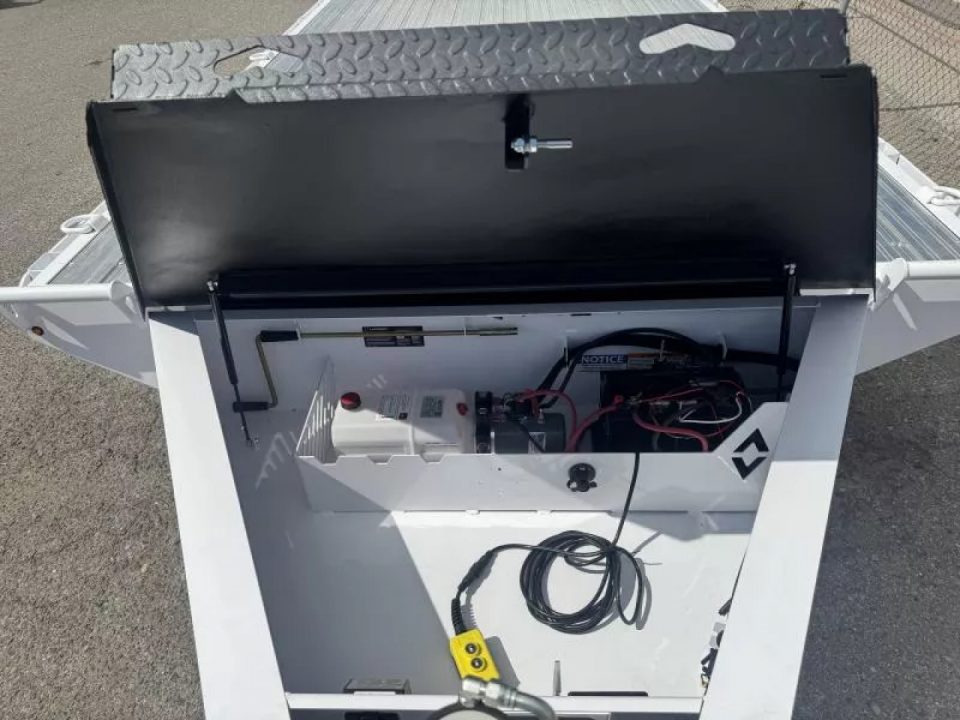 New 2026 Diamond C DEC 26' Max Ramp - 14.9K Deckover Equipment Trailer