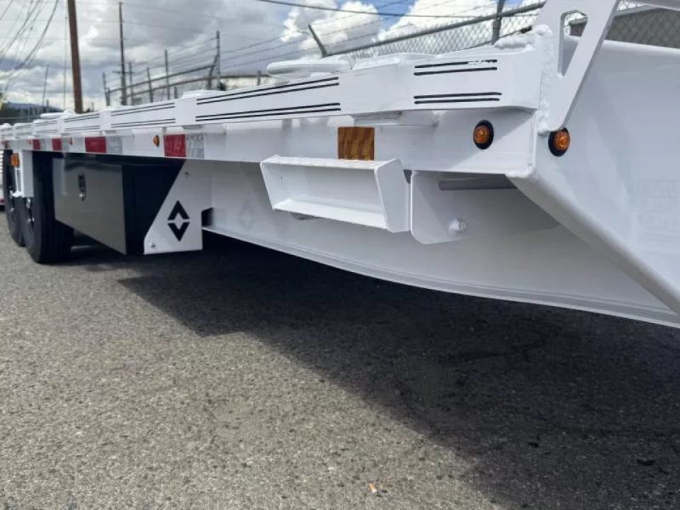 New 2026 Diamond C DEC 26' Max Ramp - 14.9K Deckover Equipment Trailer