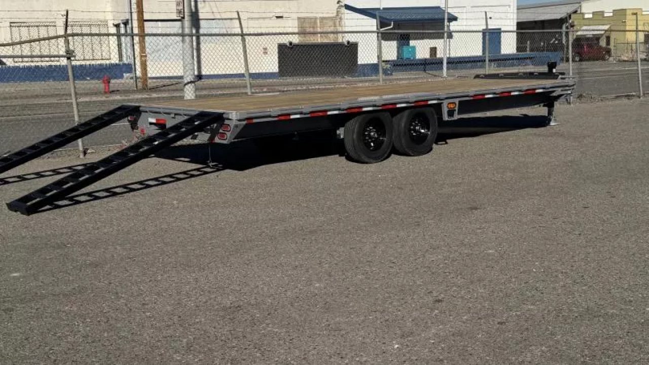 New 2026 Diamond C DEC 22' - 15.5K Deckover Equipment Trailer