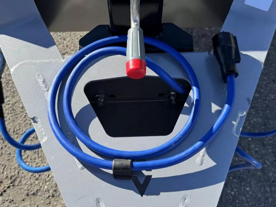 New 2026 Diamond C DEC 22' - 15.5K Deckover Equipment Trailer