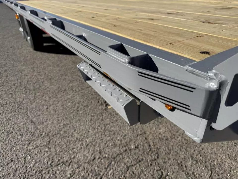 New 2026 Diamond C DEC 22' - 15.5K Deckover Equipment Trailer
