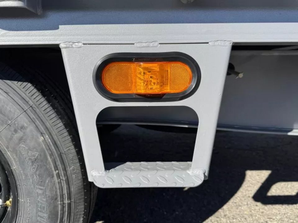 New 2026 Diamond C DEC 22' - 15.5K Deckover Equipment Trailer