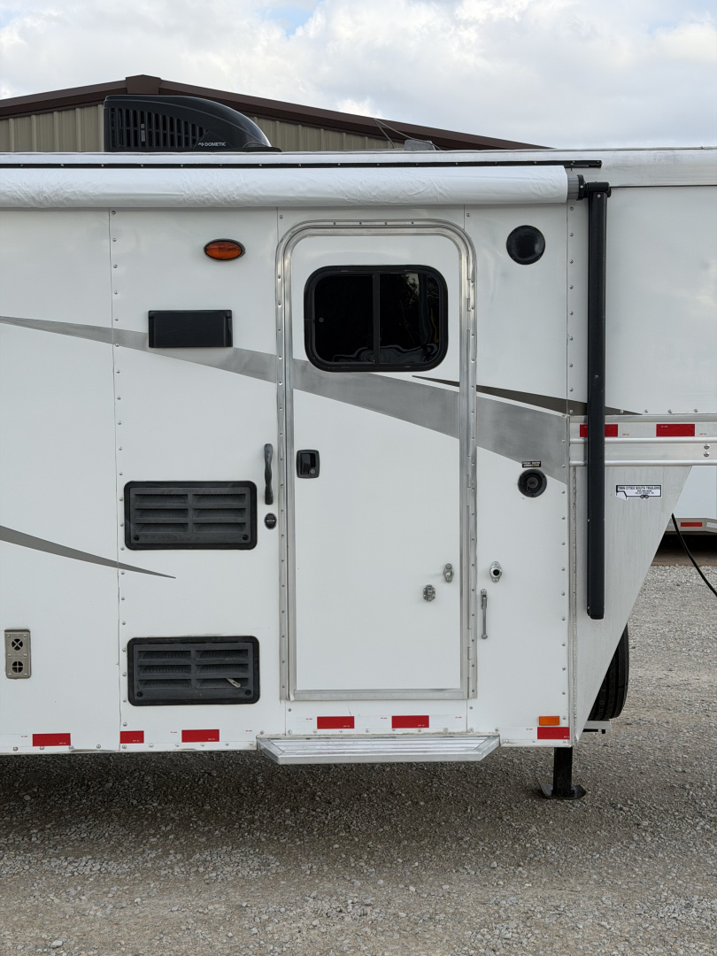 Used 2018 Lakota 4 Horse Living Quarters Gooseneck Horse Trailer