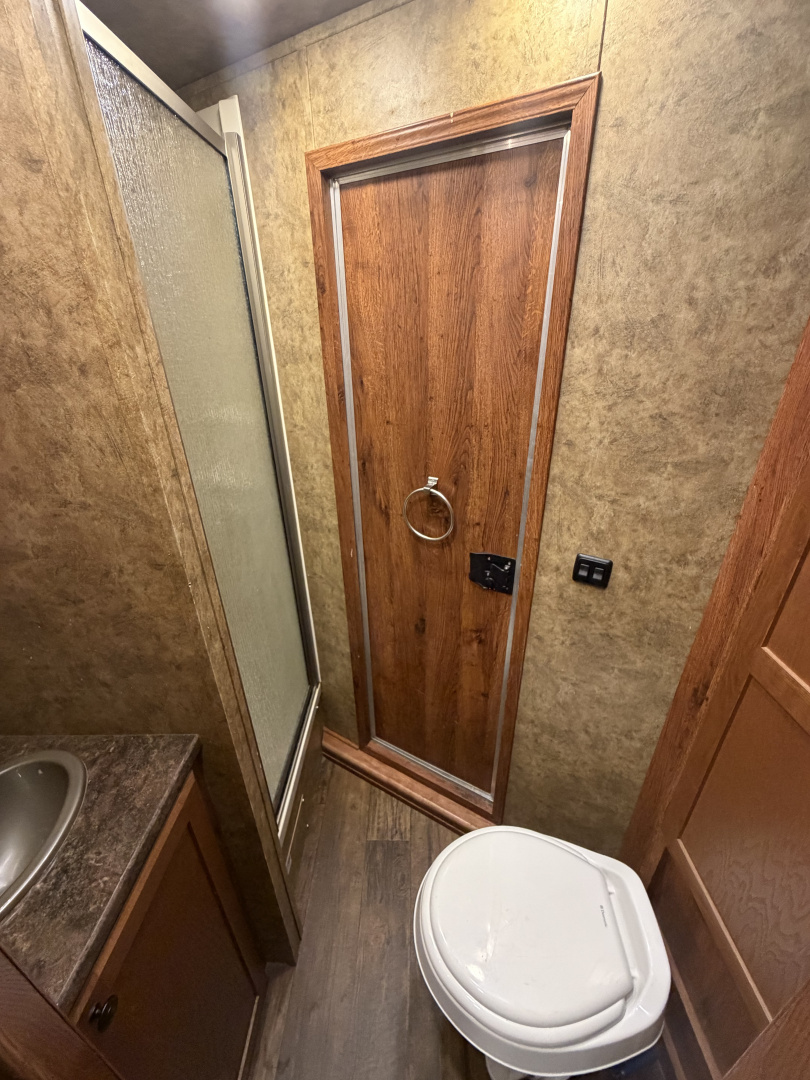 Used 2018 Lakota 4 Horse Living Quarters Gooseneck Horse Trailer