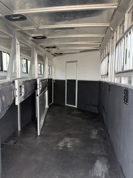 Used 2018 Lakota 4 Horse Living Quarters Gooseneck Horse Trailer