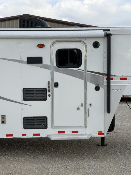 Used 2018 Lakota 4 Horse Living Quarters Gooseneck Horse Trailer