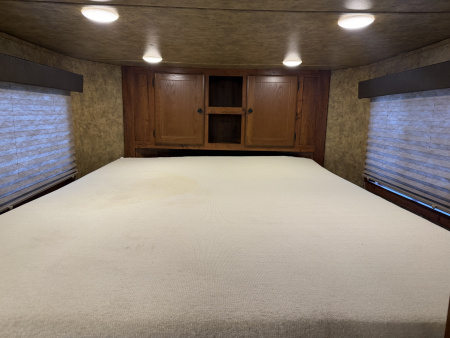 Used 2018 Lakota 4 Horse Living Quarters Gooseneck Horse Trailer