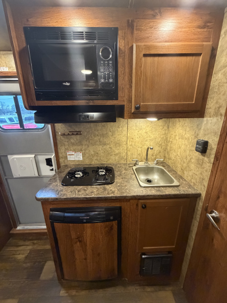Used 2018 Lakota 4 Horse Living Quarters Gooseneck Horse Trailer