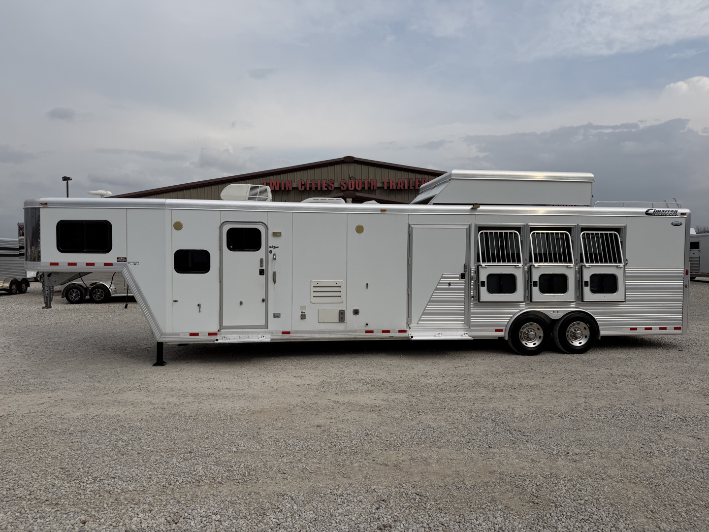 Used 2012 Cimarron 3 Horse 18' Outlaw Living Quarters Midtack 9' Hay pod Gooseneck Horse Trailer