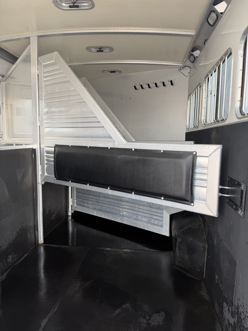 Used 2012 Cimarron 3 Horse 18' Outlaw Living Quarters Midtack 9' Hay pod Gooseneck Horse Trailer