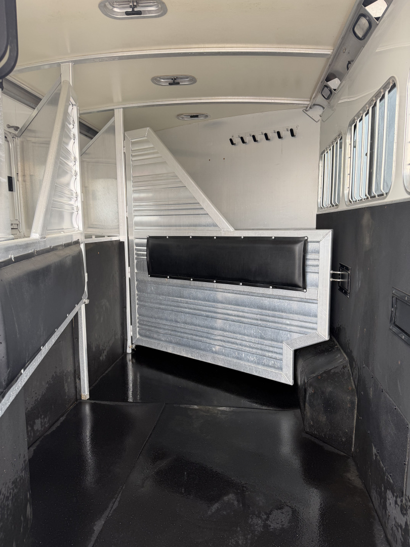 Used 2012 Cimarron 3 Horse 18' Outlaw Living Quarters Midtack 9' Hay pod Gooseneck Horse Trailer