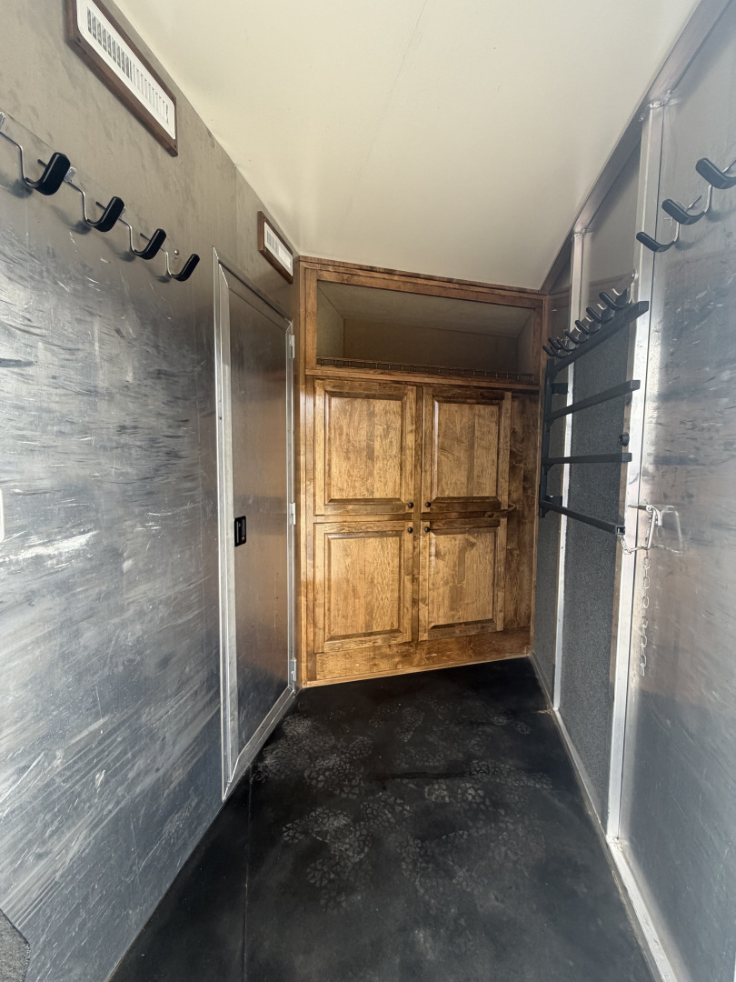 Used 2012 Cimarron 3 Horse 18' Outlaw Living Quarters Midtack 9' Hay pod Gooseneck Horse Trailer