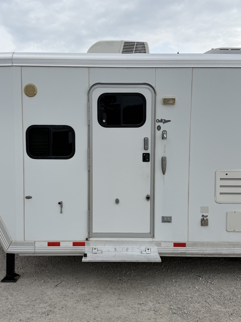 Used 2012 Cimarron 3 Horse 18' Outlaw Living Quarters Midtack 9' Hay pod Gooseneck Horse Trailer