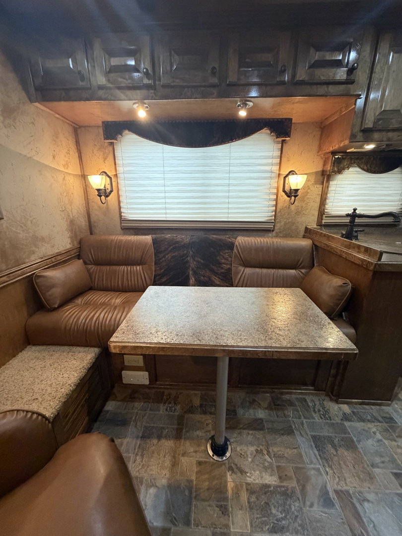 Used 2012 Cimarron 3 Horse 18' Outlaw Living Quarters Midtack 9' Hay pod Gooseneck Horse Trailer