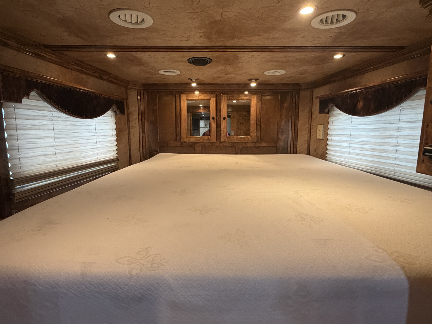 Used 2012 Cimarron 3 Horse 18' Outlaw Living Quarters Midtack 9' Hay pod Gooseneck Horse Trailer