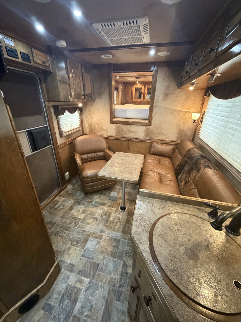 Used 2012 Cimarron 3 Horse 18' Outlaw Living Quarters Midtack 9' Hay pod Gooseneck Horse Trailer