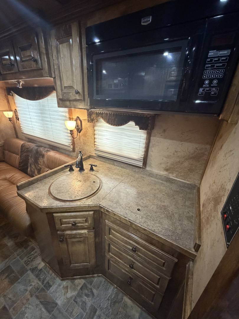 Used 2012 Cimarron 3 Horse 18' Outlaw Living Quarters Midtack 9' Hay pod Gooseneck Horse Trailer