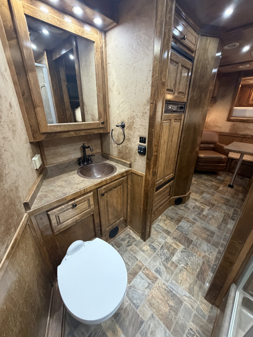 Used 2012 Cimarron 3 Horse 18' Outlaw Living Quarters Midtack 9' Hay pod Gooseneck Horse Trailer